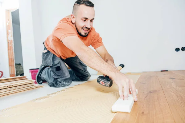 Trabalhador Masculino Sorridente Instalando Piso Parquet Canteiro Obras Coloque Piso — Fotografia de Stock