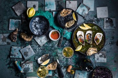 Limonlu, otlu ve somonlu havyarlı lezzetli istiridye manzarası..