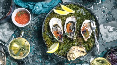 Limonlu, otlu ve somonlu havyarlı lezzetli istiridye manzarası..