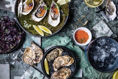 Limonlu, otlu ve somon havyarlı lezzetli istiridyeler.