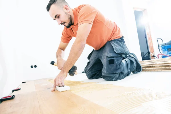 在建筑工地安装花束地板的男工 铺花篮地板 — 图库照片