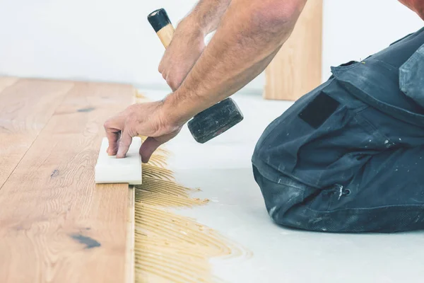 Tiro Cortado Trabalhador Sexo Masculino Instalar Piso Parquet Local Construção — Fotografia de Stock