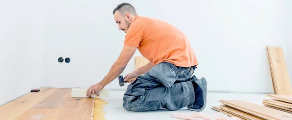 Vista Laterale Del Lavoratore Sesso Maschile Installazione Pavimento Parquet Cantiere — Foto Stock