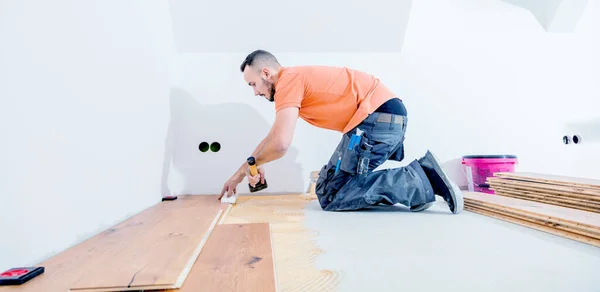 Vista Laterale Dell Uomo Concentrato Che Installa Pavimenti Parquet Cantiere — Foto Stock