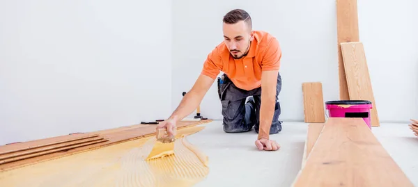 Vue Latérale Homme Concentré Installant Parquet Sur Chantier Construction — Photo