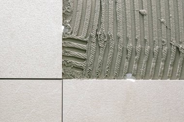 Fayanslar için beton harçla döşeme duvarı döşeniyor