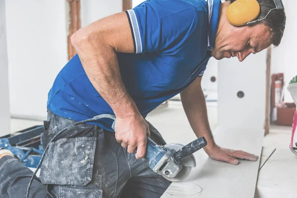 Tiler Installeren Van Grote Formaat Tegels Tijdens Woningrenovatie — Stockfoto