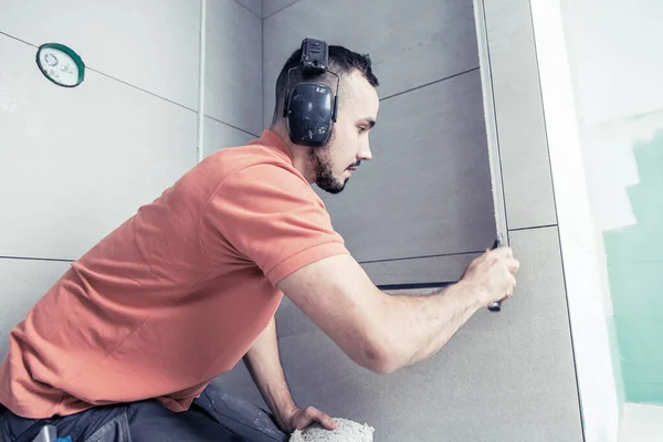 Trabalhador Instalação Telhas Grande Formato Parede Conceito Renovação Casa — Fotografia de Stock