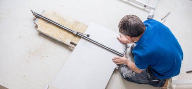 Evin yenilenmesi sırasında büyük biçim kiremitleri yerleştiriliyor 