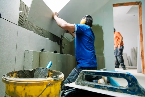 Trabalhadores Que Instalam Telhas Grande Formato Conceito Renovação Casa — Fotografia de Stock