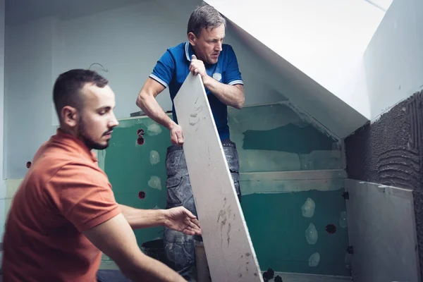 Arbetstagare Som Installerar Stora Formatplattor Renoveringskoncept För Bostäder — Stockfoto