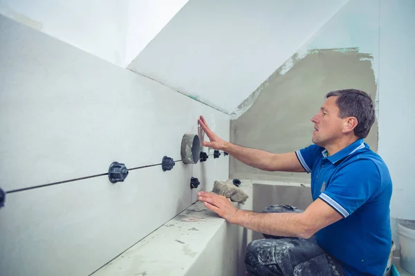 Homem Instalar Telhas Grande Formato Parede Conceito Renovação Casa — Fotografia de Stock