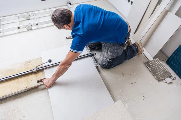 Male Tiler Installing Large Format Tiles Home Renovation — Stock Photo, Image