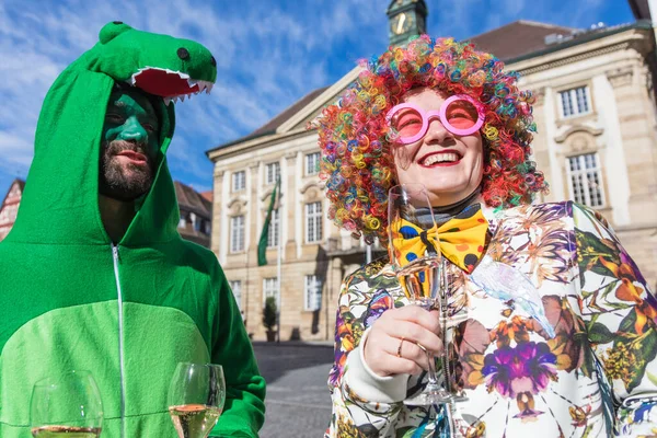 Amici Felici Bere Vino Festeggiare Festa Carnevale — Foto Stock