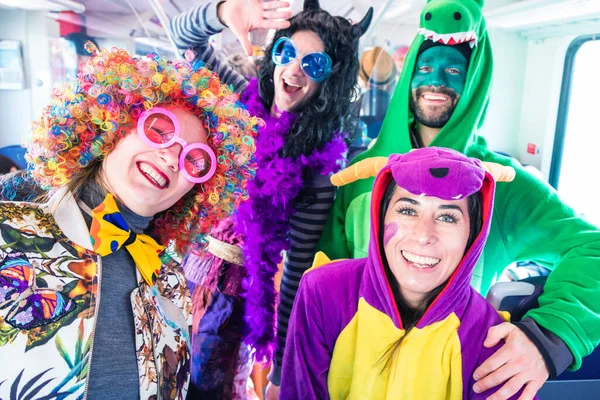 Grupo Amigos Felizes Comemorando Festa Carnaval — Fotografia de Stock