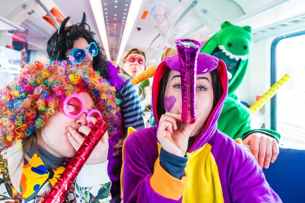 Grupo Jovens Amigos Sorridentes Comemorando Festa Carnaval — Fotografia de Stock