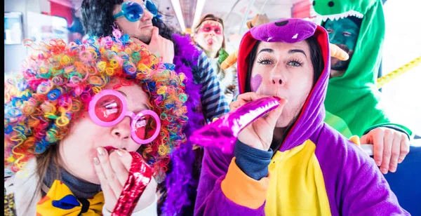 Sorrir Jovens Amigos Comemorando Festa Carnaval — Fotografia de Stock