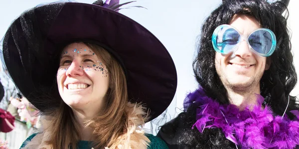 Jovens Amigos Felizes Comemorando Festa Carnaval — Fotografia de Stock