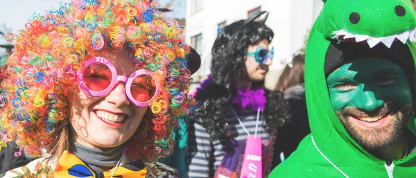 Giovani Amici Sorridenti Che Celebrano Festa Carnevale — Foto Stock