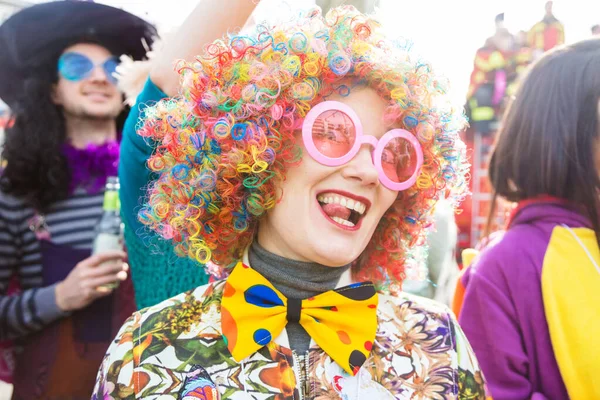 Felici Giovani Amici Che Celebrano Festa Carnevale All Aperto — Foto Stock