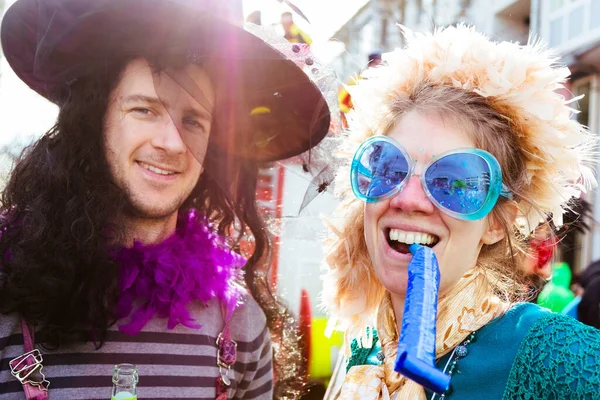 Šťastní Mladí Přátelé Kostýmech Slaví Karneval Párty Venku — Stock fotografie