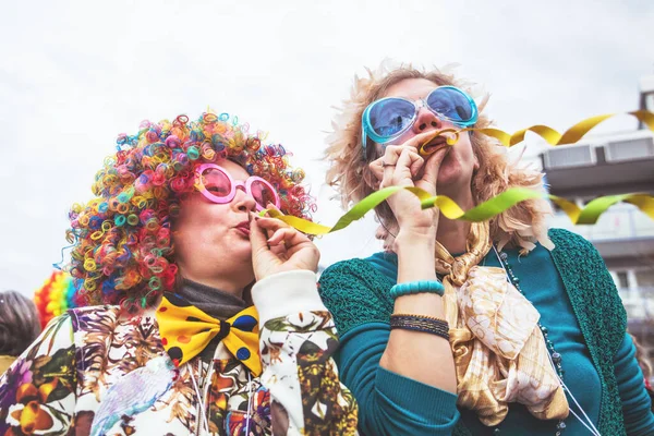 Gruppo Giovani Amici Sorridenti Che Celebrano Festa Carnevale — Foto Stock