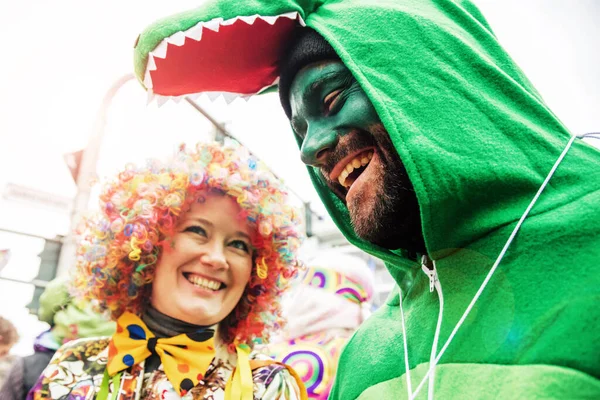 Allegri Giovani Amici Costume Che Celebrano Festa Carnevale All Aperto — Foto Stock