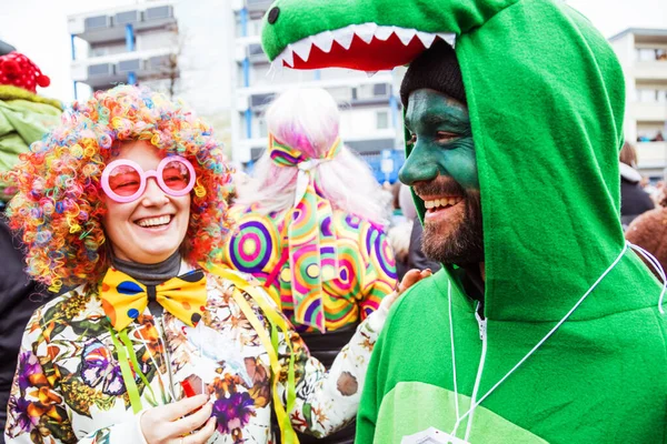 Allegri Giovani Amici Costume Che Celebrano Festa Carnevale All Aperto — Foto Stock