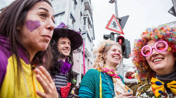 Gruppo Allegri Giovani Amici Che Celebrano Festa Carnevale All Aperto — Foto Stock