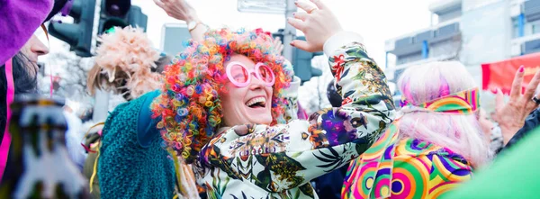 Grupo Jovens Amigos Alegres Comemorando Festa Carnaval Livre — Fotografia de Stock