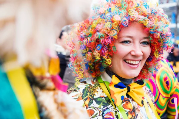 Счастливая Молодая Женщина Празднует Карнавал — стоковое фото