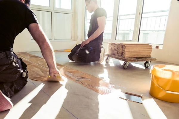 Männliche Zimmerleute Verlegen Bei Renovierungsarbeiten Fußboden Reparatur Bauen Und Wohnkonzept — Stockfoto