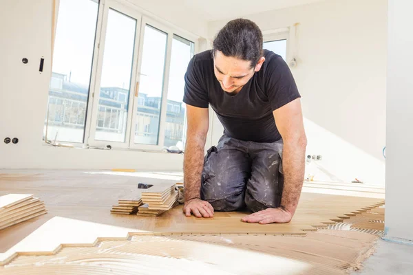 Homme Installant Parquet Chêne Pendant Amélioration Maison — Photo