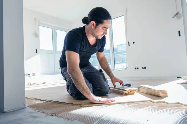 Homem Envernizando Piso Parquet Carvalho Durante Melhoria Casa — Fotografia de Stock