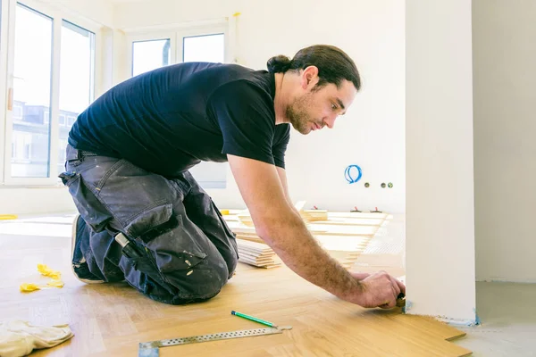 Trabalhador Masculino Instalar Piso Parquet Durante Melhoria Casa — Fotografia de Stock