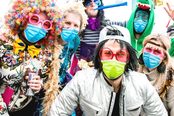 Щасливі Молоді Друзі Костюмах Святкують Карнавальну Вечірку Відкритому Повітрі — стокове фото