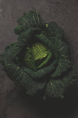 Gri arka planda organik savoy lahanası manzarası. Sağlıklı lahana. Vejetaryen diyeti.