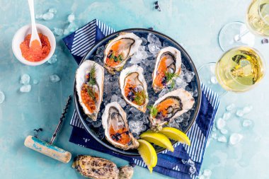 Limonlu, otlu ve somon havyarlı lezzetli istiridye manzarası..