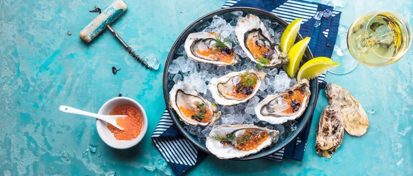 Austernplatte Mit Zitrone Kaviar Und Eis Auf Dem Tisch — Stockfoto