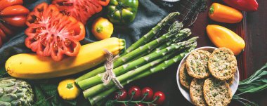 Çiğ sebze, kuşkonmaz ve öküz kalbi domatesli kompozisyon.