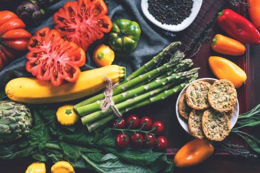 Çiğ sebze, kuşkonmaz ve öküz kalbi domatesli kompozisyon.