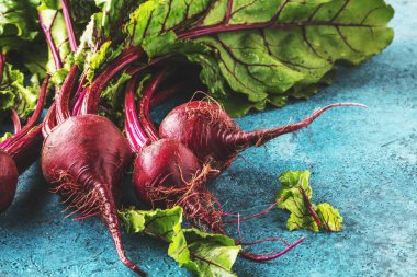 Mavi yüzeyde taze pişmemiş pancarların yakın plan görüntüsü