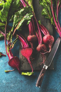 Mavi yüzeyde taze pişmemiş pancarların yakın plan görüntüsü