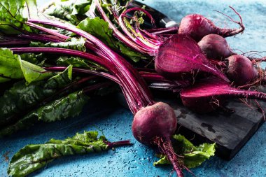 Mavi yüzeyde taze pişmemiş pancarların yakın plan görüntüsü