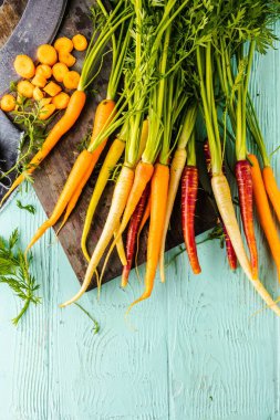 Tahta masada taze gökkuşağı havuçları.