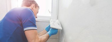 Tamirat sırasında çalışan profesyonel bir tamirci.