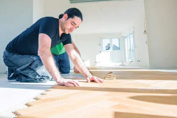 Trabajador Masculino Que Instala Suelo Parquet Roble Durante Mejora Del —  Fotos de Stock