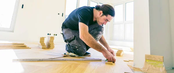 男工在改善家居时清洗橡木地板 — 图库照片