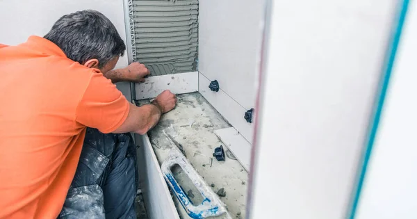 Tigre Profissional Instalar Telhas Grande Formato Parede Casa Casa Renovação — Fotografia de Stock