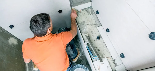 Trabalhador Profissional Instalando Telhas Grande Formato Parede Durante Casa Dentro — Fotografia de Stock